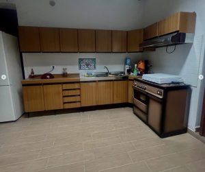 Cuisine rustique équipée dans une maison en Sicile, bien immobilier proposé à la vente par CET Invest.