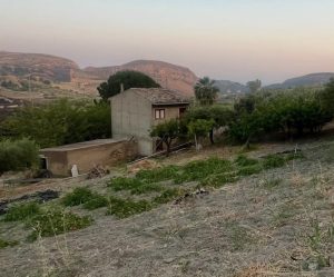 Maison de campagne en Sicile entourée de verdure et de collines, proposée à la vente par CET Invest.