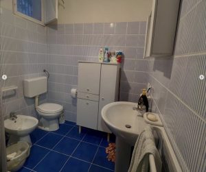 Salle de bain avec carrelage bleu dans une maison en Sicile, bien immobilier disponible via CET Invest.