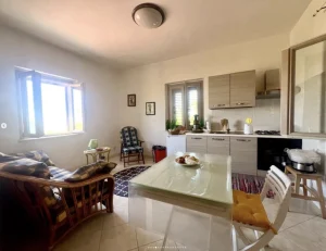 Salon lumineux avec cuisine ouverte dans une maison en Sicile, proposée par CET Invest.