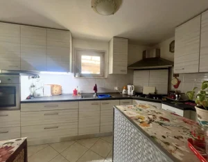 Cuisine équipée moderne dans une maison en Sicile, illustrant un bien immobilier proposé à la vente.