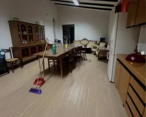 Séjour spacieux avec salle à manger dans une maison en Sicile, illustrant un bien immobilier proposé par CET Invest.