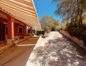 Maison en Sicile avec terrasse couverte et allée pavée, proposée à la vente par CET Invest.