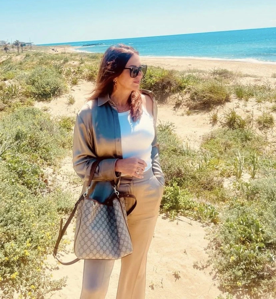 Caroline T., fondatrice de CET Invest, agence immobilière en Sicile, sur une plage méditerranéenne.
